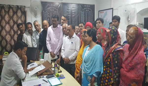 माउंट आबू उपखंड अधिकारी को ज्ञापन देते कांग्रेसजन।