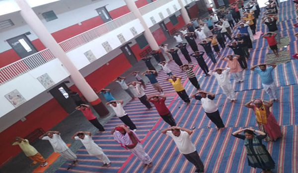 सिरोही के आदर्श बालिका विद्या मंदिर में योग दिवस पर सिरोही भाजपा द्वारा आयोजित योग का कार्यक्रम।