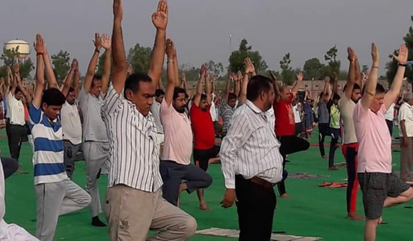 शिवगंज में उपखण्ड स्तरीय योग कार्यक्रम में योग करते स्थानीय निवासी।