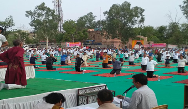 सिरोही में नवीन भवन विद्यालय में योग दिवस पर आयोजित जिला स्तरीय कार्यक्रम।