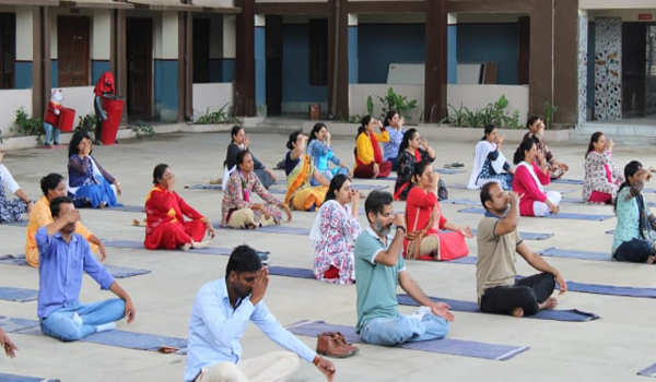सिरोही के सेंट पॉल्स स्कूल में योग करता विद्यालय स्टाफ।