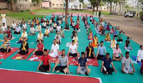 आबूरोड के शांतिकुंज में आयोजित योग दिवस का कार्यक्रम।