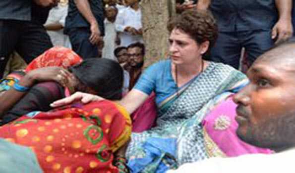sonbhadra peediton se milne ke baad priyanka gandhi ka dharna samaptsamaapt