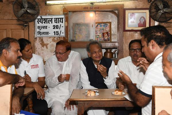Chief Minister Ashok Gehlot enjoys tea in the wide way