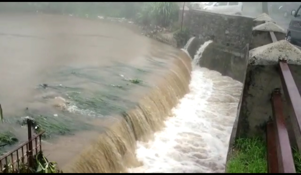 मानसून की दस्तक के साथ ही माउंट आबू में बुधवार रात से शुरू हुई बारिश के बाद बहते बरसाती नाले।