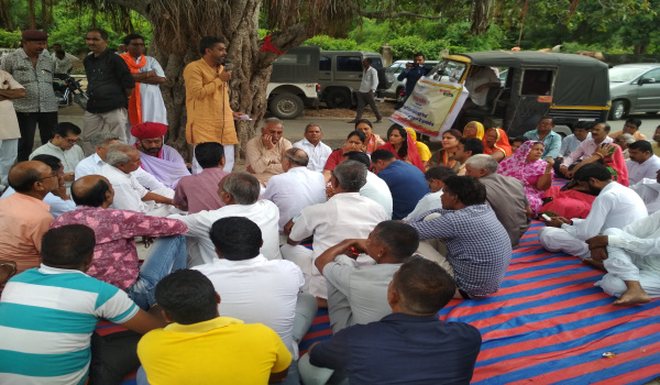 सिरोही में भाजपा के धरने को संबोधित करते जिलाध्यक्ष नारायण पुरोहित।