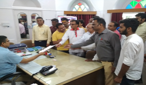सिरोही के सारणेश्वर मन्दिर और कालका मन्दिर के जीर्णोद्धार के लिए देवस्थान बोर्ड नको भंग करने की मांग का ज्ञापन सौंपता प्रतिनिधि मंडल।