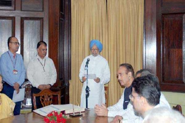 Manmohan Singh takes oath as Rajya Sabha member