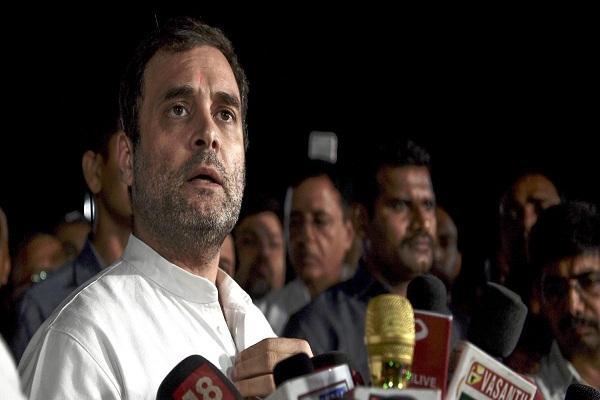 Rahul and other opposition leaders detained at Srinagar airport