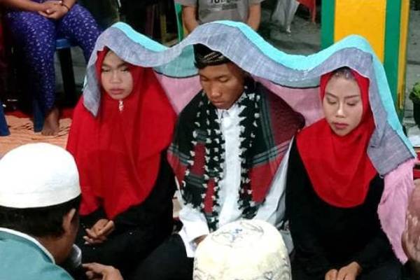 indonesian-man-marries-2-girlfriends-in-unusual-ceremony