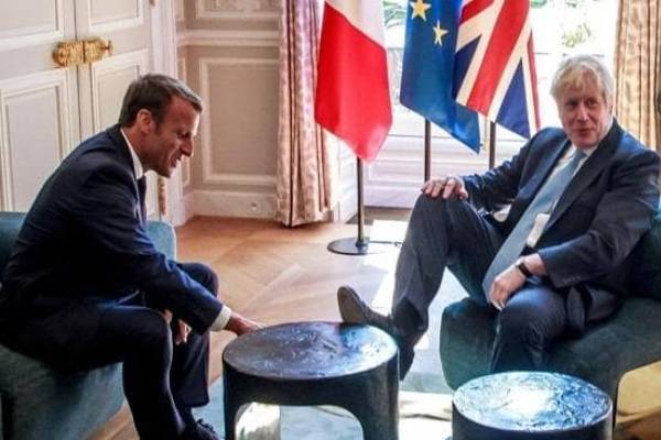 boris johnson puts his feet up in french president Emmanuel Macron palace