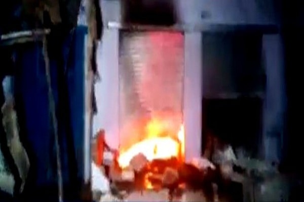 Communal uproar burnt 15 shops in Agra, ransacked homes