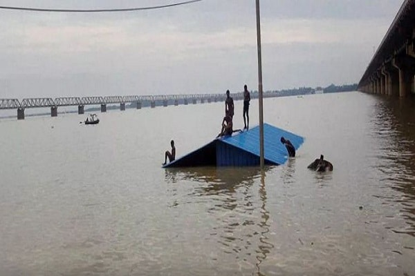 Ganga Yamuna is flowing above the danger in Prayagraj
