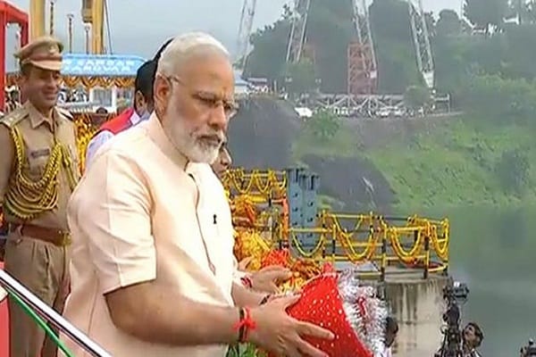 PM Modi performed Narmada Puja on birthday, 100 pundits performed pooja
