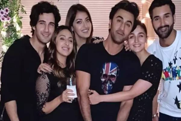 alia bhatt-tight-hugs-to-ranbir-kapoor-at-her-best-friend-akanksha ranjan birthday