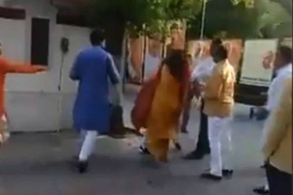 delhi-bjp-azad-singh-slap-sarita-chaudhary-manoj-tiwari