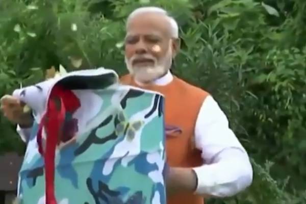 pm modi-opened-a-box-full-of-butterflies in kevadiya