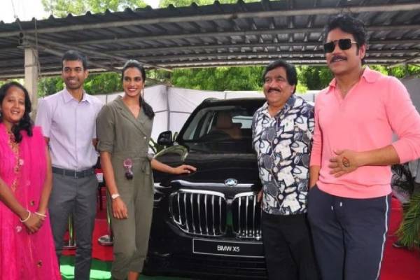 south-actor-nagarjuna-akkineni-gifts-bmw-x5-suv-to-pv-sindhu