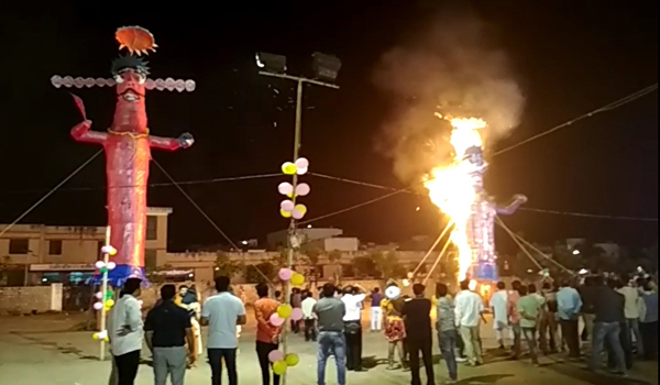 राजस्थान के सिरोही जिला मुख्यालय पर नगर परिषद द्वारा आयोजित रावण दहन कार्यक्रम में जाने-अनजाने दशानन की जगह बना द्वादशानन।