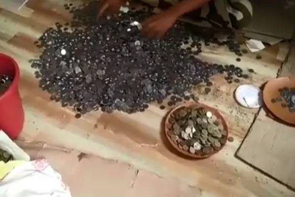 police found coins and fd worth hut of beggar who died after accident in mumbai