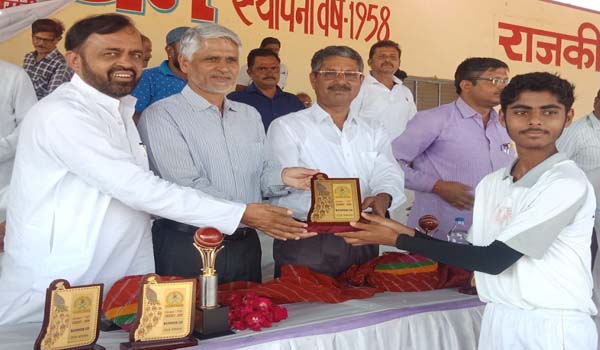 सिरोही के अरविंद पेवेलियन में अंडर 19 टीम के विजेताओं को पुरस्करत करते सिरोही विधायक, जिला कलक्टर और पुलिस अधीक्षक।