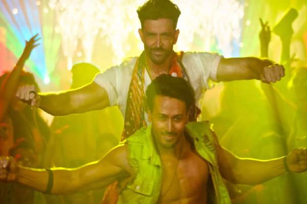 Hrithik roshan and Tiger shroff War joins 300 Crore Club