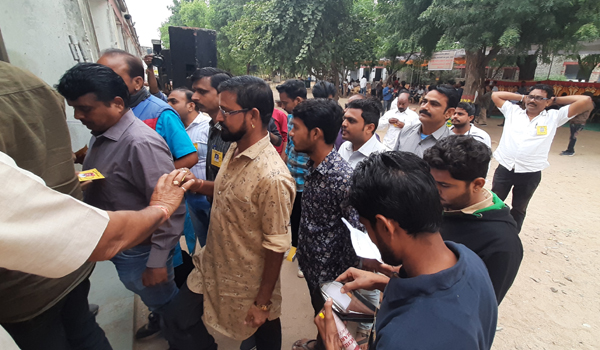 सिरोही मतगणना केन्द्र मे प्रवेश करते प्रत्याशियों के काउंटिंग एजेंट।
