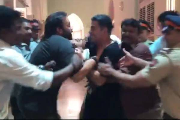 akshay-kumar-fighting-with-rohit-shetty