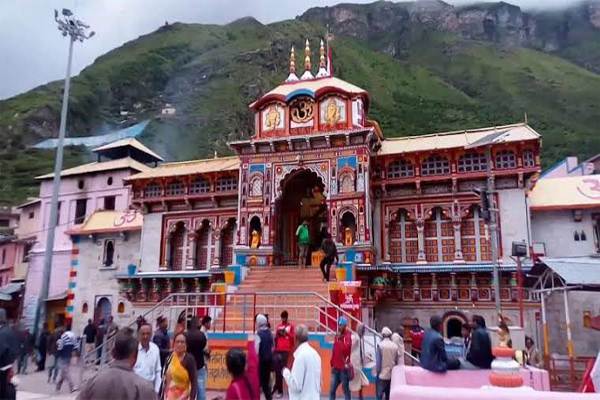 The shrines of Badrinath Dham were also closed after prayers