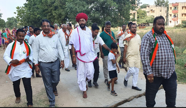 सिरोही में जनसंपर्क पर निकले ओटाराम देवासी।