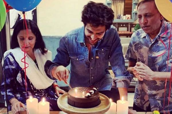 Mother and father gave surprise on Karthik Aryan's birthday