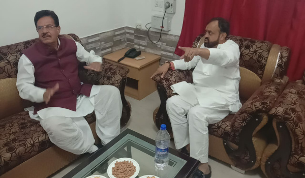 सिरोही में अल्प प्रवास पर पहुंचे सहकारिता मंत्री उदयलाल आन्जना से चर्चा करते विधायक संयम लोढ़ा।