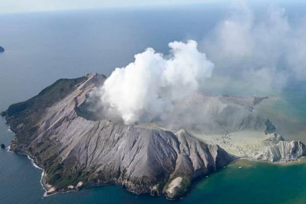 Volcanoes blast in New Zealand and 22 dead