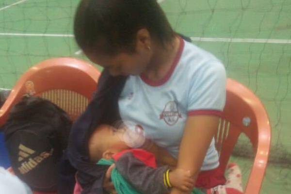 mizoram volleyball player breastfeeding seven month old baby during match