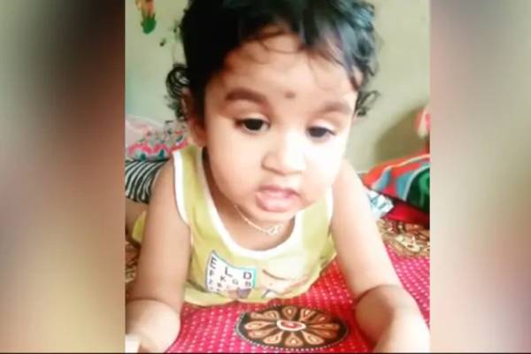 2 year old girl singing lata mangeshkar song lag ja gale song