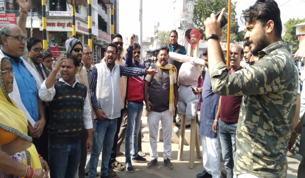 सिरोही में विधायक संयम लोढ़ा का विरोध जताते भाजपाई।