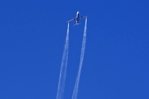 Fuel dropped from US airplane in Los Angeles many injured