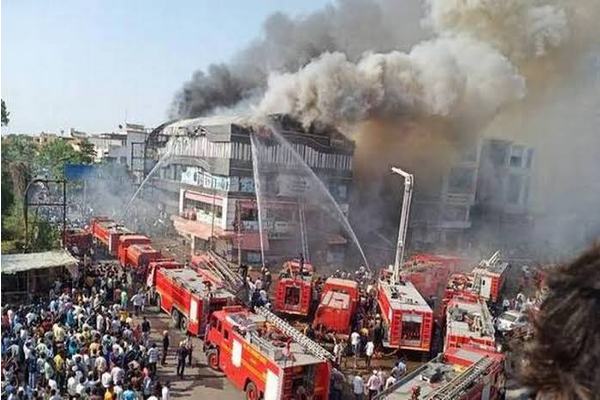 Fire in multi storey building of Surat Market