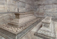 आगरा के ताजमहल में मुमताज महल और शाहजहां की कब्र।