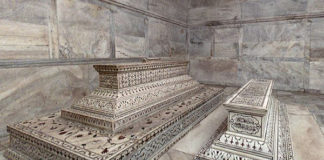 आगरा के ताजमहल में मुमताज महल और शाहजहां की कब्र।