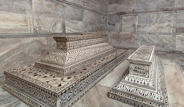 आगरा के ताजमहल में मुमताज महल और शाहजहां की कब्र।