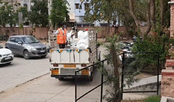 सिरोही में लॉक डाउन के दौरान नगर परिषद के माध्यम से जरूरतमंदों को वितरित होने जाती पावापुरी के।माध्यम से उपलब्ध करवाई भोजन किट।