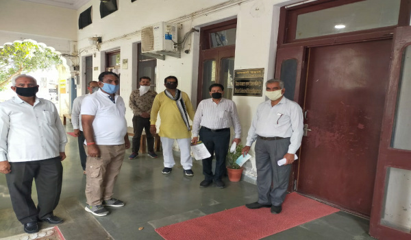 सिरोही में जिला कलेक्टर को कोरोना के संभावित संक्रमण के लिए चल रहे संघर्ष में सहयोग राशि देकर लौटते माली समाज समाज सेवा संस्थान के पदाधिकारी।
