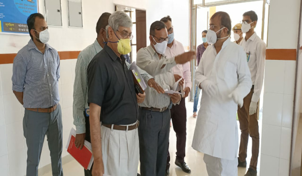 सिरोही में प्रस्तावित कोरोना लैब में किये जाने वाले ढांचागत परिवर्तन पर चर्चा करते विधायक लोढ़ा, पीडब्ल्यूडी अधिकारी और पीएमओ।