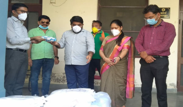 सिरोही में जिला कलेक्टर को राहत सामग्री सौंपते सहयोग कर्ता