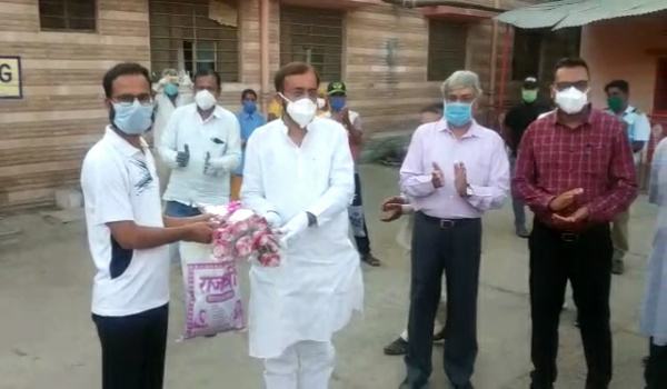 सिरोही में पहले कोरोना केस को रिकवर होने पर पुष्प गुच्छ देकर विदा करते विधायक संयम लोढ़ा, सीएमएचओ और पीएमओ।