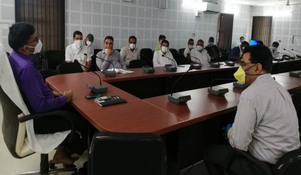 सिरोही में भामाशाहों के साथ बैठक करते जिला कलेक्टर।