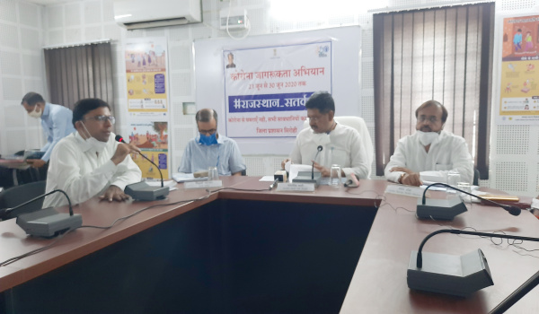 सिरोही में कोविड जागरूकता अभियान के दौरान पत्रकार वार्ता को सम्बोधित करते प्रभारी मंत्री और प्रभारी सचिव।