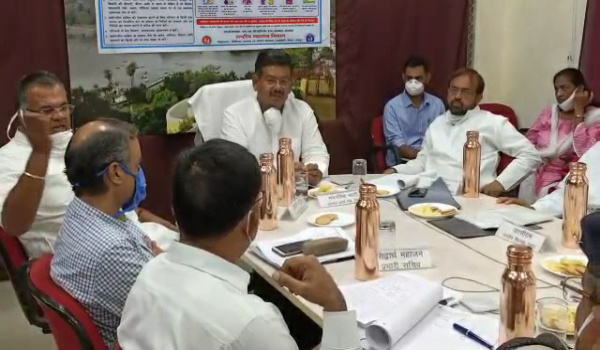 सिरोही में आयोजित बैठक में आक्रोश जताते जालोर सांसद देवजी पटेल।