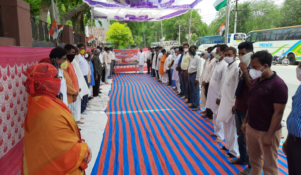 सिरोही में अम्बेडकर सर्किल ओर गलवान घाटी के शहीदों को मौन श्रद्धांजलि अर्पित करते कोंग्रेस पदाधिकारी एवं कार्यकर्ता।